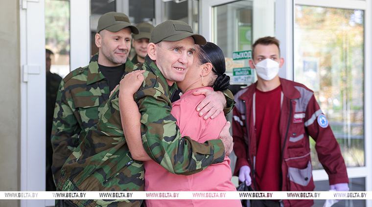 Мгновения до встречи с родными. Десять российских военных после обмена подлечились в Гомеле и отправились домой
