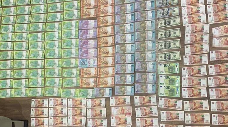 Спрятал деньги в банки и закопал в подполье. В Гомеле за кражу задержали бывшего офисного работника