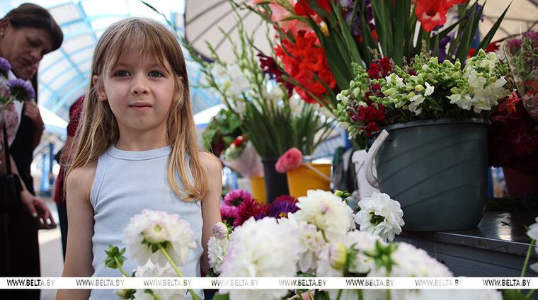 Комаровский рынок распахнул двери в выходной: что продают к 1 сентября и сколько стоят букеты