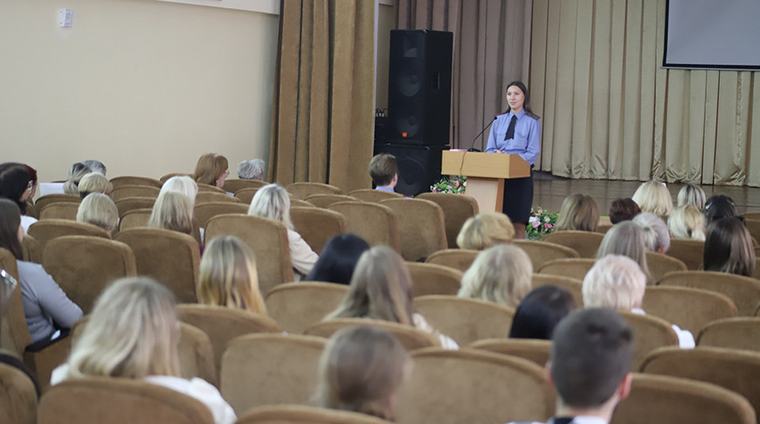 Интернет-знакомства, опасные подработки. Правоохранители напомнили об актуальных угрозах для несовершеннолетних