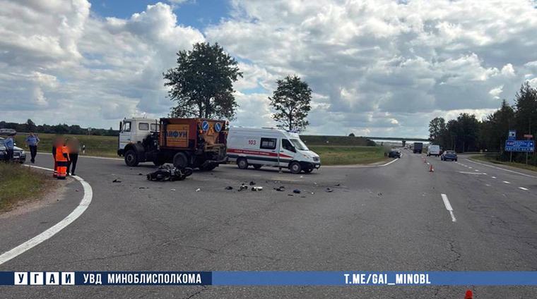 В Пуховичском районе грузовик не уступил дорогу мотоциклу: байкер погиб