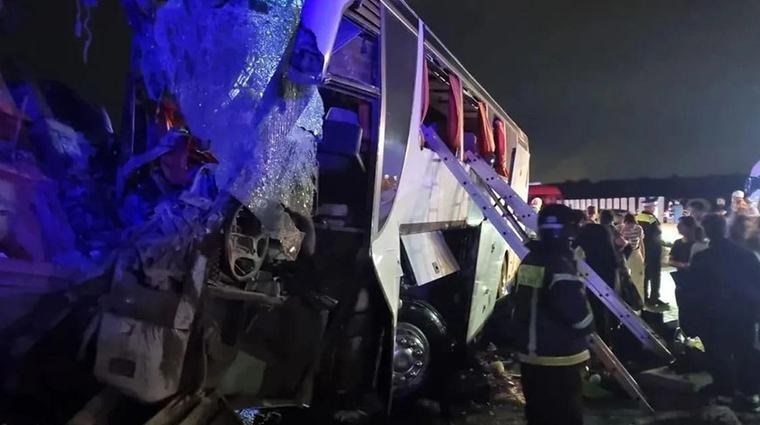 В Ставропольском крае пассажирский автобус врезался в КАМАЗ, погибли шесть человек