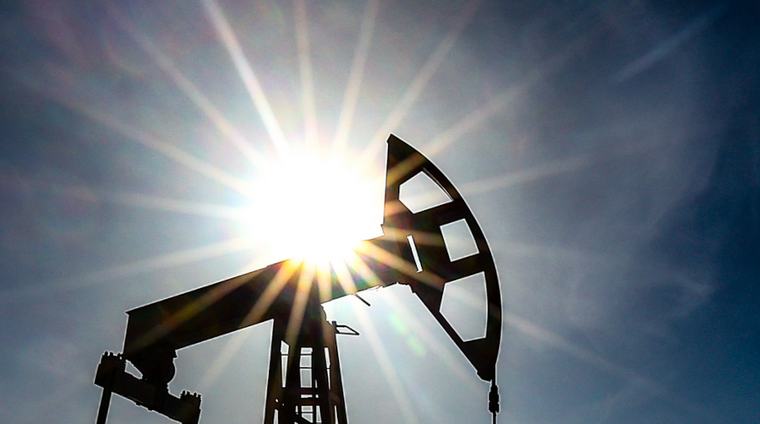 "Семерка" ОПЕК+ сохранила план по добыче нефти в октябре на прежнем уровне