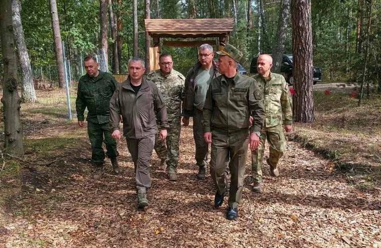 Председатель облисполкома Иван Крупко и помощник Президента - инспектор по Гомельской области Юрий Валеватый посетили экологическую тропу в Калинковичах