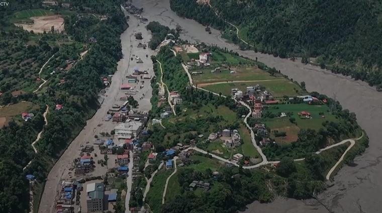 Спасатели в Непале вызволили из зоны бедствия более 240 туристов