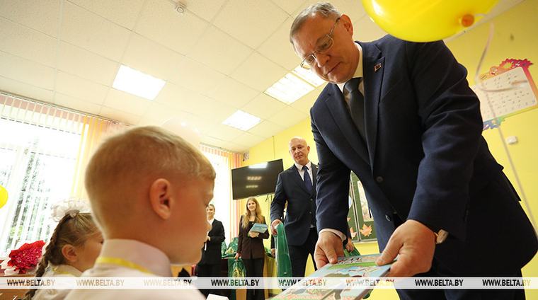Швед напутствовал узденских школьников и вручил каждому первокласснику книгу "Беларусь