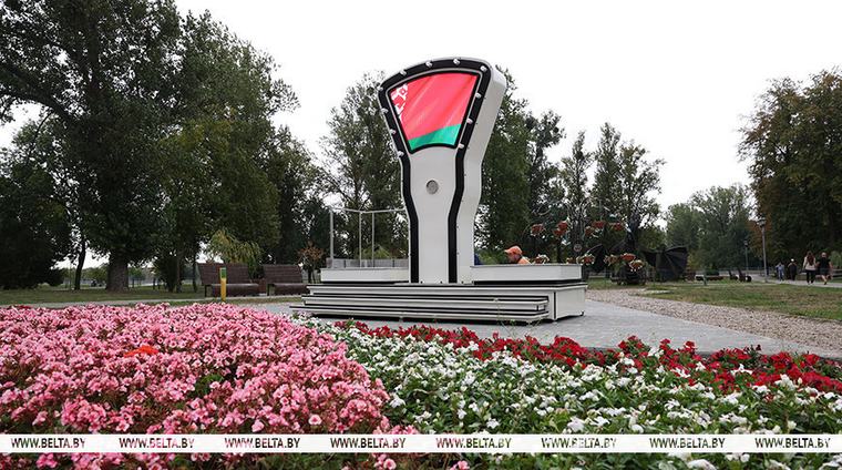 В Бресте на набережной установили новый арт-объект "Весы"