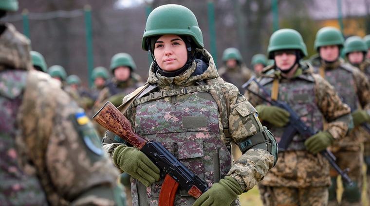 "Вперед на фронт". Кто ратует за принудительную мобилизацию женщин в Украине?