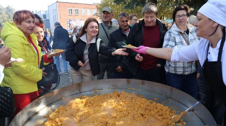 Огромная сковорода, аттракционы и квесты. "Бульбяны фэст" проходит в Узденском районе