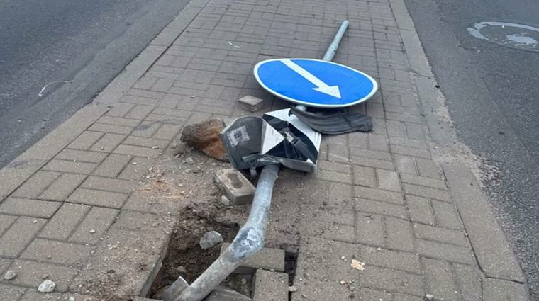 Пьяный водитель каршеринга врезался в дорожный знак в Минске