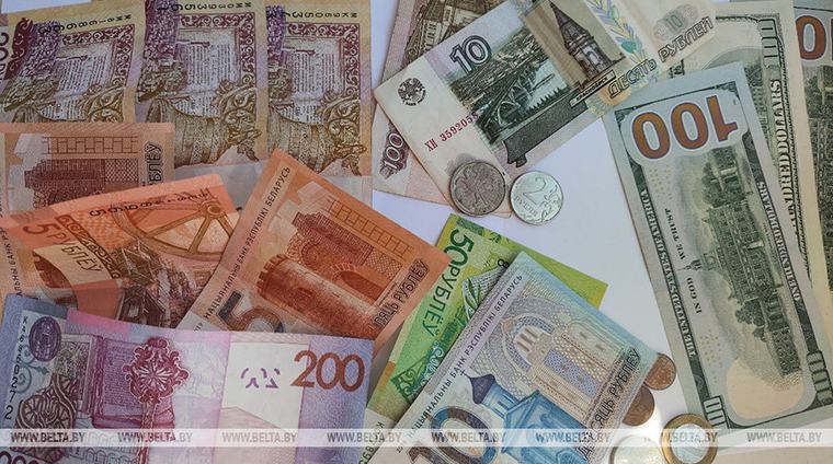 Доллар и юань подорожали, российский рубль подешевел на торгах 25 августа