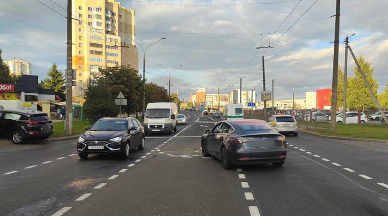 Две легковушки столкнулись в Минске, пострадали женщина и ребенок
