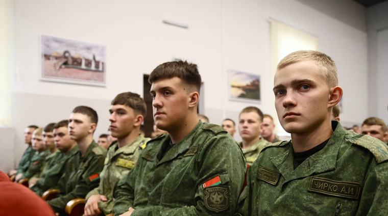 Министр обороны провел для курсантов военного факультета ГрГУ урок мира