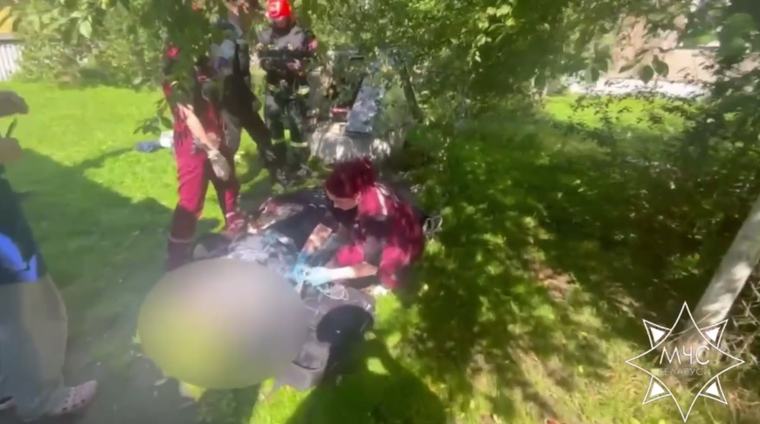 В Шарковщинском районе пенсионерка упала в колодец с водой: ее спасли работники МЧС