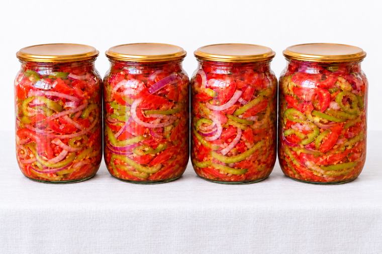 Помидоры с луком закатываю только так — вкуснее многих салатов